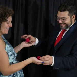 magia incanta donna ad un evento